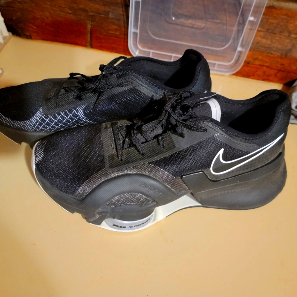 Nike womans Super Rep Sz9 air zoom. Black & white. Lightly used.
